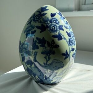 Vintage 1960’s Chinoiserie Porcelain Egg